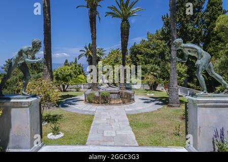 Giardini del palazzo Achilleion costruito a Gastouri sull'isola di Corfù, Grecia per l'imperatrice Elisabetta d'Austria - vista con la statua di Achille morente Foto Stock