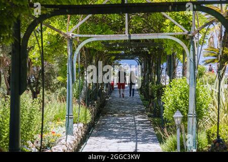 Giardini del palazzo Achilleion costruito a Gastouri sull'isola di Corfù per l'imperatrice Elisabetta d'Austria, conosciuta anche come Sisi, Grecia Foto Stock