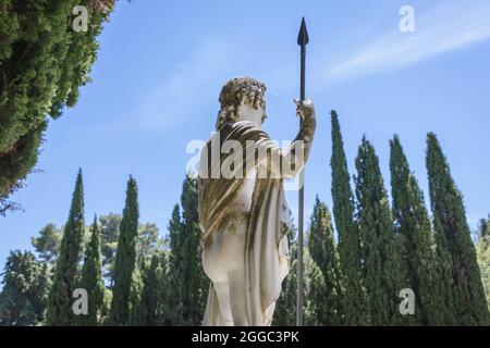 Scultura di fronte al palazzo Achilleion costruito a Gastouri sull'isola di Corfù per l'imperatrice Elisabetta d'Austria, conosciuta anche come Sisi, Grecia Foto Stock