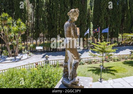 Scultura di fronte al palazzo Achilleion costruito a Gastouri sull'isola di Corfù per l'imperatrice Elisabetta d'Austria, conosciuta anche come Sisi, Grecia Foto Stock