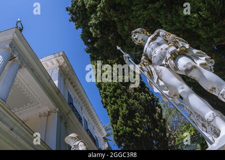 Scultura accanto al palazzo Achilleion costruito a Gastouri sull'isola di Corfù per l'imperatrice Elisabetta d'Austria, conosciuta anche come Sisi, Grecia Foto Stock