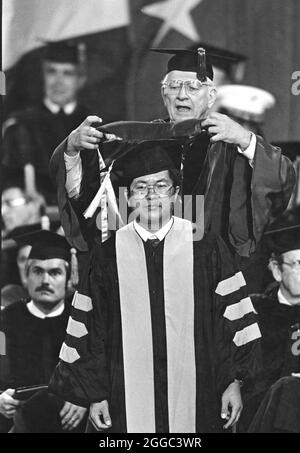 San Antonio Texas Stati Uniti, 1990: La University of Texas at San Antonio si laurea indossando un tam riceve il suo cappuccio denotando il suo diploma post-laurea alla cerimonia di inizio. Es-0087 ©Bob Daemmrich Foto Stock