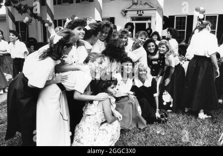 Austin Texas USA, 1987: I membri della sorellanza della University of Texas at Austin posano per una foto di fronte alla casa Zeta Tau Alpha durante la "corsa", quando le matricole entranti competono per unirsi alla loro scelta di sororities. Originale a colori ©Bob Daemmrich Foto Stock