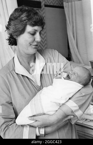 Austin Texas USA, circa 1987: Madre tiene il suo neonato, che è stato concepito utilizzando la fecondazione in vitro. Nessuna release NESSUN ID ©Bob Daemmrich Foto Stock