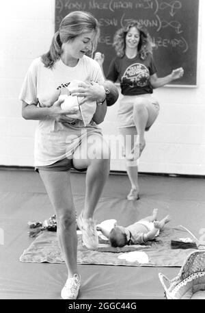 Austin Texas USA, circa 1987: Le neo-mamme si allenano con i loro neonati nelle vicinanze durante la lezione di ginnastica per mamme e neonati alla YMCA. ©Bob Daemmrich Foto Stock