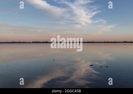 Tramonto sulla laguna costiera di Korission situata nella parte meridionale dell'isola greca di Corfù, nel Mar Ionio Foto Stock