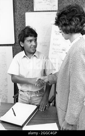 Austin Texas USA, 1993: Colloquio ispanico tra adolescenti per lavoro estivo stringe la mano al direttore delle risorse umane. ©Bob Daemmrich Foto Stock