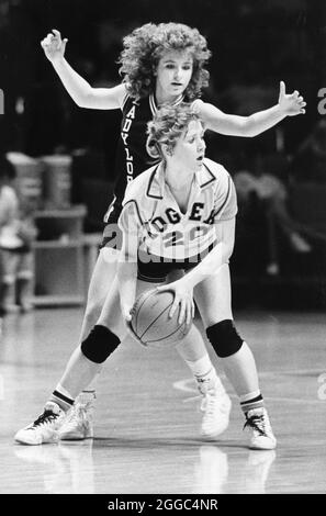 ©1980's Texas High School Girls basketball playoff ad Austin presso il Frank Erwin Center tradizionale campo per le partite finali. Foto Stock