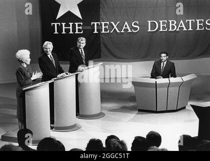 Dallas Texas USA, 1990: I candidati per la nomina democratica per il governatore del Texas--da sinistra, il tesoriere del Texas Ann Richards, l'ex governatore Mark White e il procuratore generale del Texas Jim Mattox--si incontrano per un dibattito televisivo negli studi della stazione televisiva pubblica di Dallas. ©Bob Daemmrich Foto Stock