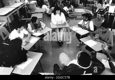 Austin Texas USA, intorno agli anni '1990: Studenti delle scuole superiori e consulente siedono in cerchio in classe durante la riunione del programma di leadership di assistenza ai pari (PAL). ©Bob Daemmrich Foto Stock