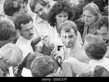 Austin Texas USA, intorno al 1980: Il procuratore generale del Texas Jim Mattox, noto come un politico combattente, si fa notare mentre risponde alle domande dei giornalisti. ©Bob Daemmrich Foto Stock