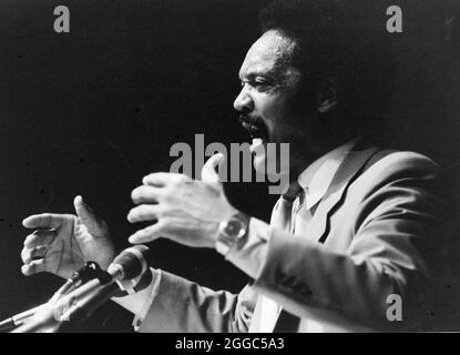 Austin Texas USA, 1993: Il ministro nero e leader per i diritti civili Jesse Jackson parla in una chiesa ad est di Austin durante la sua campagna presidenziale. ©Bob Daemmrich Foto Stock