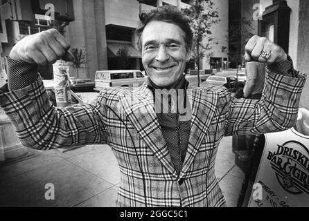 Austin Texas USA, circa anni '1980: Jack LaLanne, il "padrino del fitness", si flette sotto una giacca mentre visiti il centro di Austin. ©Bob Daemmrich Foto Stock