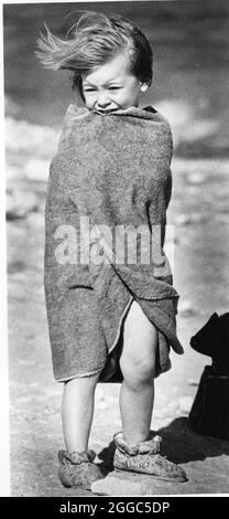 Bryan Texas USA, 1978: Una bambina nel parco cittadino si avvolge in un asciugamano per stare al caldo in una giornata ventosa. NESSUN ID ©Bob Daemmrich Foto Stock