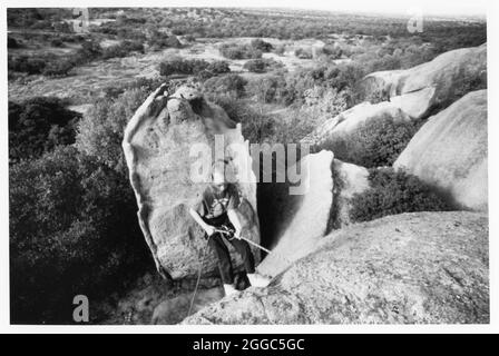 Circa1990's: Bambina di nove anni scende oltre 70 metri di scogliera all'Enchanted Rock State Park vicino Fredericksburg, Texas. (Originale a colori) ©Bob Daemmrich Foto Stock