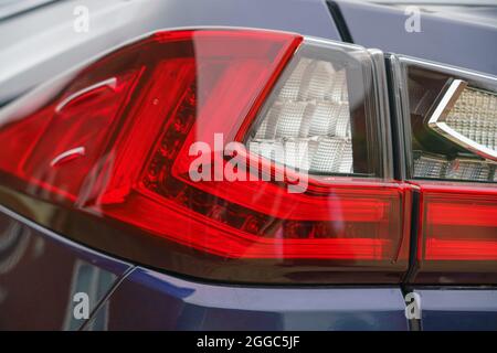 Striscia luminosa posteriore a led su un SUV ibrido lusso a ricarica automatica Lexus RX450h Premier Foto Stock