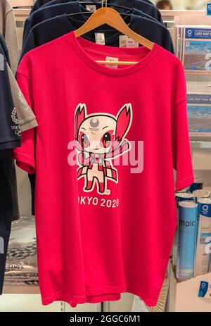 tokyo, giappone - agosto 24 2021: T-shirt rosa ufficiale con la mascotte Paralimpics someity significato così potente in vendita al negozio Paralimpic di Tok Foto Stock