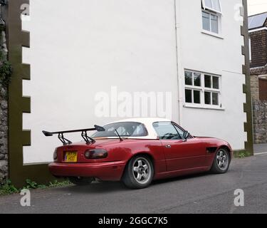 Agosto 2021 - più vecchio modified customized e abbassato Mazda MX5 vettura sportiva parcheggiata sulla strada in Cheddar Somerset, Regno Unito. Foto Stock