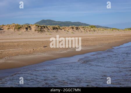 Ionian Sea shore visto dalla spiaggia di Halikounas sopra la laguna costiera di Korission situato nella parte meridionale dell'isola greca di Corfù Foto Stock