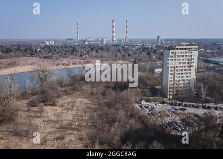 Lago Czerniakowskie Riserva Naturale Lago nella città di Varsavia, Polonia, vista con la centrale elettrica di Siekierki Foto Stock