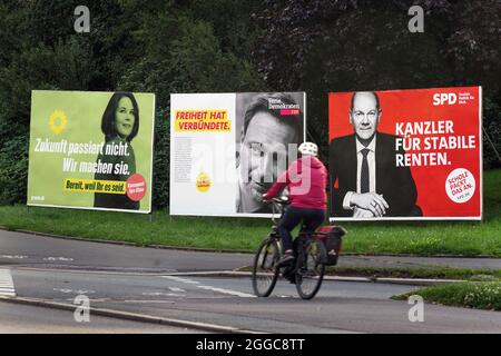 Bundestagswahl 2021, Wahlplakate der Parteien zur Bundestagswahl am 26.9.2021: DIE Grünen (Annalena Baerbock) , FDP (Christian Lindner) e SPD (OLAF Scholz). Dortmund, 30.08.2021 Foto Stock