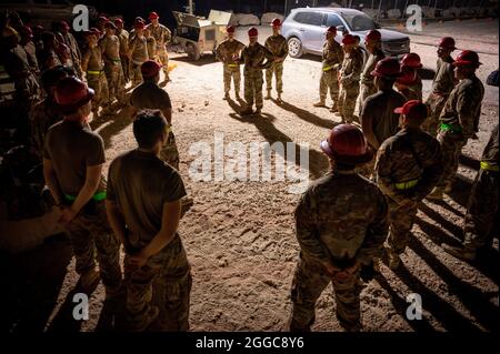 Briga. Il generale Gerald Donohue, 379° comandante dell'ala di spedizione aerea, parla ai membri del 1° gruppo di ingegneria civile di spedizione, 29 agosto 2021, presso la base aerea al Udeid, Qatar. Il 1° ECEG ha recentemente costituito una centrale elettrica che fornisce energia alle tende che forniscono servizi di vita temporanea agli sfollati afghani mentre attendono i voli per la loro prossima destinazione. (STATI UNITI Air Force foto di Senior Airman Noah D. Coger) Foto Stock