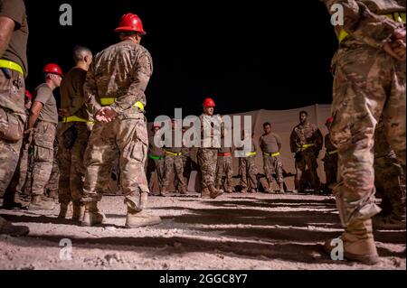 Briga. Il generale Gerald Donohue, 379° comandante dell'ala di spedizione aerea, parla ai membri del 1° gruppo di ingegneria civile di spedizione, 29 agosto 2021, presso la base aerea al Udeid, Qatar. Il 1° ECEG ha recentemente costituito una centrale elettrica che fornisce energia alle tende che forniscono servizi di vita temporanea agli sfollati afghani mentre attendono i voli per la loro prossima destinazione. (STATI UNITI Air Force foto di Senior Airman Noah D. Coger) Foto Stock