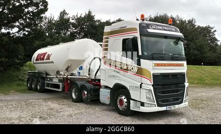 Un autocarro articolato Volvo FH 2018 bianco con rimorchio autocisterna in polvere parcheggiato a Exeter, Devon, Inghilterra, Regno Unito. Foto Stock