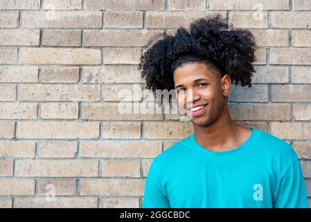 Ritratto di giovane afro latino contro un muro Foto Stock
