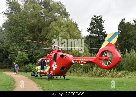 L'ambulanza aerea della valle del Tamigi sbarcò nel parco di Milton Keynes. Foto Stock