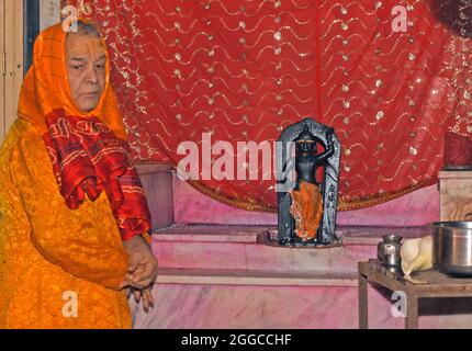 Beawar, India. 30 ago 2021. Il sacerdote indù ha eseguito Abhishek di Lord Krishna in occasione del festival Janmashtami al tempio di Govardhan Nath a Beawar. Janmashtami festival che segna il compleanno di Dio indù Krishna, celebrato su Ashtami (ottavo giorno) del Krishna Paksha (quindicina scura) del mese santo di Bhadrapad (agosto-settembre) in calendario indù. (Foto di Sumit Saraswat/Pacific Press) Credit: Pacific Press Media Production Corp./Alamy Live News Foto Stock