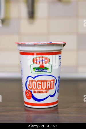 POZNAN, POLONIA - 27 maggio 2016: Lo yogurt naturale polacco Mlekovita in una tazza di plastica su un tavolo Foto Stock