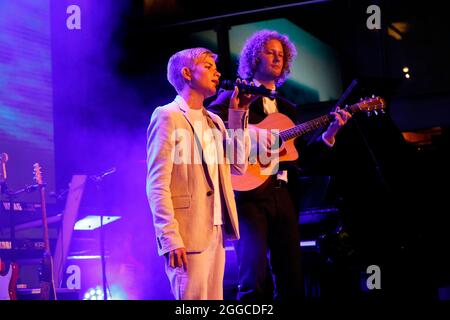 Phil Schaller und Valentin Kuhn bei der 4. Windflüchter Charity Gala zu Gunsten der Stiftung ‚Betroffen’ im Störtebeker Brauquartier. Stralsund, 28.08 Foto Stock