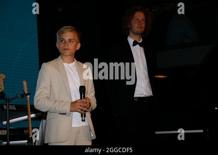 Phil Schaller und Valentin Kuhn bei der 4. Windflüchter Charity Gala zu Gunsten der Stiftung ‚Betroffen’ im Störtebeker Brauquartier. Stralsund, 28.08 Foto Stock