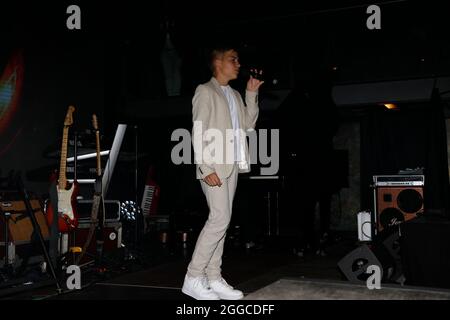 Phil Schaller und Valentin Kuhn bei der 4. Windflüchter Charity Gala zu Gunsten der Stiftung ‚Betroffen’ im Störtebeker Brauquartier. Stralsund, 28.08 Foto Stock