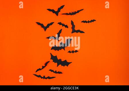 Buon Halloween. Pipistrelli di carta su sfondo arancione. Posiziona per testo. Foto Stock