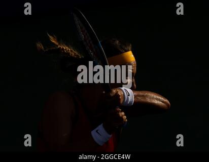 Flushing Meadow, Stati Uniti. 30 ago 2021. Victoria Azarenka di Bielorussia restituisce una palla a Tereza Martincova della Cecoslovacchia nel campo della tribuna nel primo round dei 2021 US Open Tennis Championships presso l'USTA Billie Jean King National Tennis Center lunedì 30 agosto 2021 a New York City. Foto di John Angelillo/UPI Credit: UPI/Alamy Live News Foto Stock