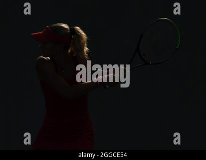 Flushing Meadow, Stati Uniti. 30 ago 2021. Tereza Martincova della Cecoslovacchia si prepara a restituire una palla a Victoria Azarenka della Bielorussia nel campo della tribuna nel primo round dei 2021 US Open Tennis Championships presso l'USTA Billie Jean King National Tennis Center lunedì 30 agosto 2021 a New York City. Foto di John Angelillo/UPI Credit: UPI/Alamy Live News Foto Stock