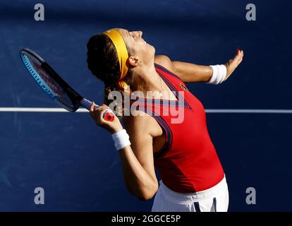 Flushing Meadow, Stati Uniti. 30 ago 2021. Victoria Azarenka di Bielorussia serve a Tereza Martincova di Cecoslovacchia nel campo della tribuna nel primo round dei 2021 US Open Tennis Championships presso l'USTA Billie Jean King National Tennis Center lunedì 30 agosto 2021 a New York City. Foto di John Angelillo/UPI Credit: UPI/Alamy Live News Foto Stock