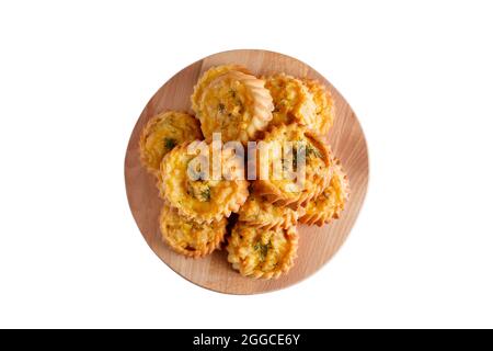 Muffin freschi con verdure e formaggio su un vassoio di legno torte fatte in casa per una dieta sana. Concetto di veganismo e dieta. Foto Stock