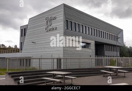 Transinne, Vallonia, Belgio - 10 agosto 2021: Euro Space Center. Gray Modern Galileo Integrated Logistic Support Center edificio sotto il cielo piovoso. Foto Stock