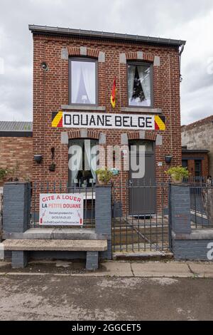 Hastière, Heer, Vallonia, Belgio - 10 agosto 2021: Facciata storica dell'edificio belga dell'ufficio doganale in mattoni rossi al confine con France fe Foto Stock