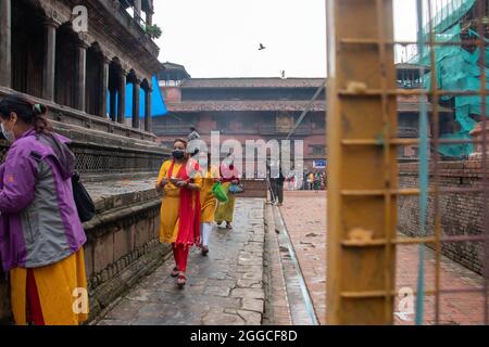 Nepal. 29 agosto 2021. Krishna Janmashtami, noto anche semplicemente come Janmashtami o Gokulashtami, è un festival indù annuale che celebra la nascita di Krishna, l'ottavo avatar di Vishnu. Durante il giorno a Krishna Mandir, Lalitpur un gran numero di persone visita per le benedizioni e l'offerta. (Foto di Bikesh Shakya/Pacific Press) Credit: Pacific Press Media Production Corp./Alamy Live News Foto Stock