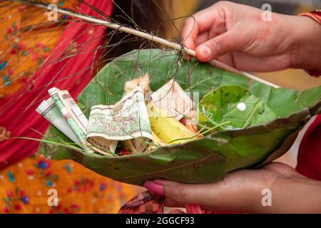 Nepal. 29 agosto 2021. Krishna Janmashtami, noto anche semplicemente come Janmashtami o Gokulashtami, è un festival indù annuale che celebra la nascita di Krishna, l'ottavo avatar di Vishnu. Durante il giorno a Krishna Mandir, Lalitpur un gran numero di persone visita per le benedizioni e l'offerta. (Foto di Bikesh Shakya/Pacific Press) Credit: Pacific Press Media Production Corp./Alamy Live News Foto Stock