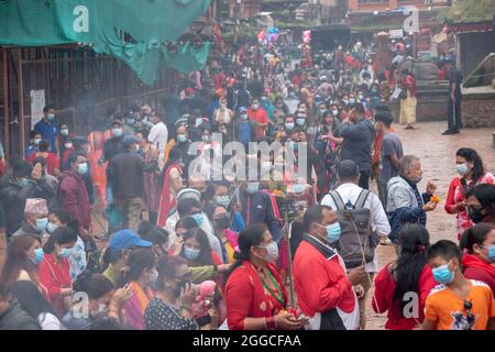 Nepal. 29 agosto 2021. Krishna Janmashtami, noto anche semplicemente come Janmashtami o Gokulashtami, è un festival indù annuale che celebra la nascita di Krishna, l'ottavo avatar di Vishnu. Durante il giorno a Krishna Mandir, Lalitpur un gran numero di persone visita per le benedizioni e l'offerta. (Foto di Bikesh Shakya/Pacific Press) Credit: Pacific Press Media Production Corp./Alamy Live News Foto Stock