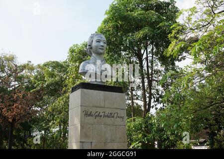 Monumento Kartini a Tulung Agung. Kartini è una delle eroi femminili indonesiane Foto Stock