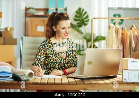 felice elegante piccola impresa proprietario donna in ufficio utilizzando la video chat sul laptop. Foto Stock