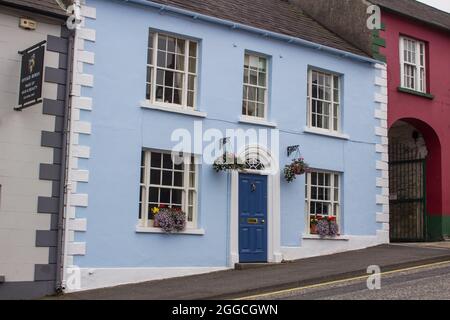 26 agosto 2021 una fila di belle proprietà georgiane terrazzate situate sulla Main Street nel villaggio Royal Trust di Hilsborough County Down Northern I. Foto Stock