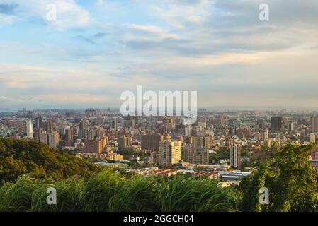 vista sulla città di taoyuan dal monte hutou a taiwan al tramonto Foto Stock