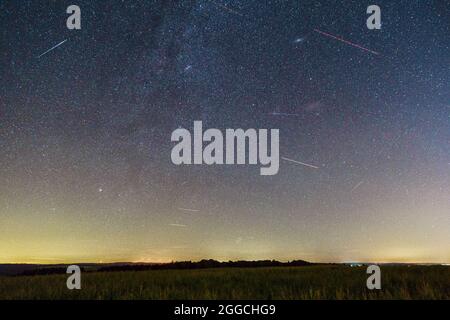 Cielo notturno con via lattiginosa con la galassia Andromeda sullo scenario rurale di Eifel, Germania Foto Stock